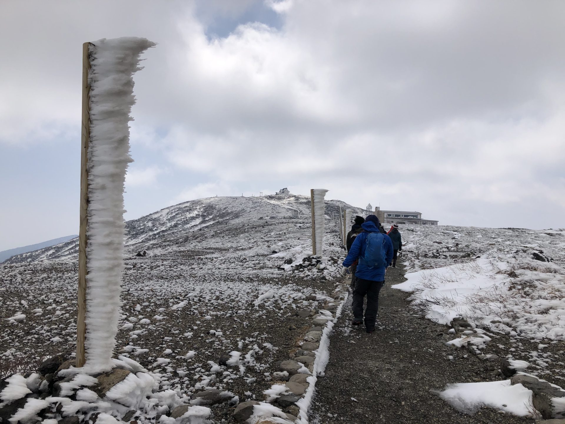 神秘の火口湖・御釜を眺望　早春の蔵王日帰り雪上ハイキング